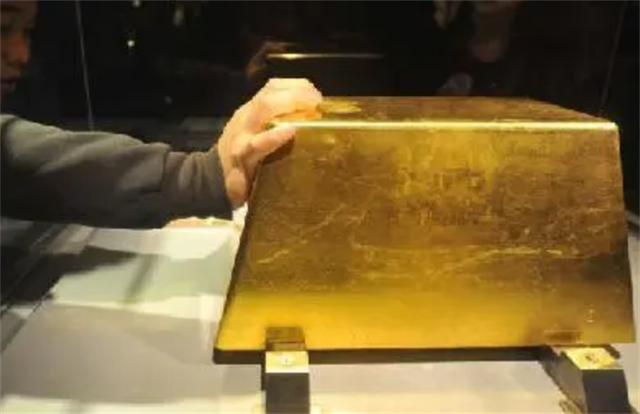 世界上最大的金砖 台北黄金博物馆园区金砖(重达440斤)