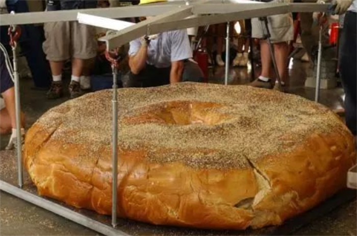 世界上最大的面包 长1700米重9吨(庆祝宗教节日)