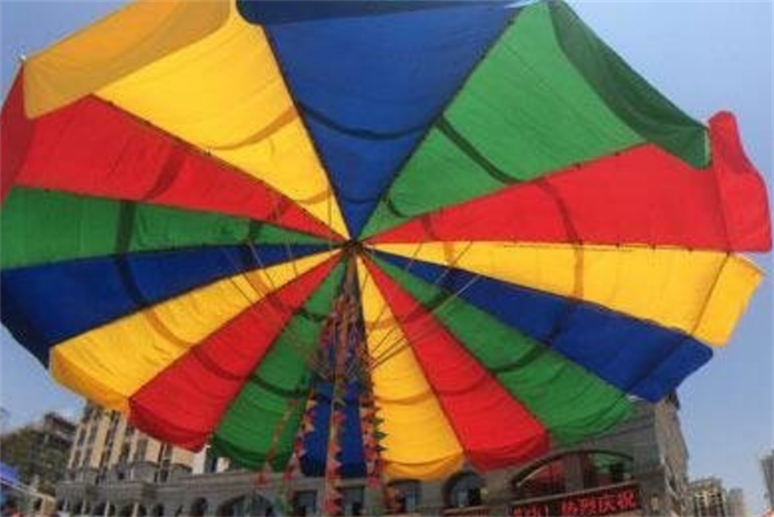世界上最大的伞 撑开直径有22.09米(高度14米)