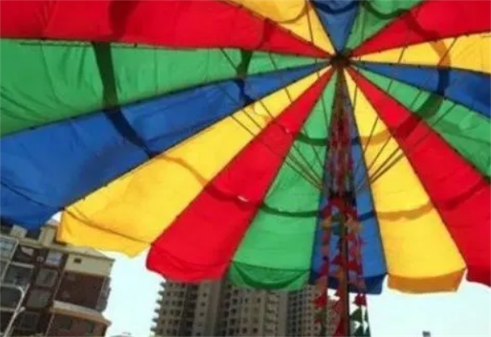 世界上最大的伞 撑开直径有22.09米(高度14米)