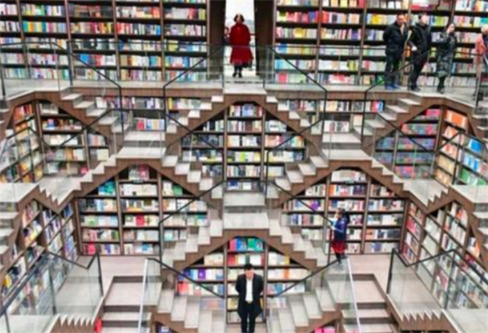 世界上最大的书店 有15个篮球场那么大(福依尔书店)