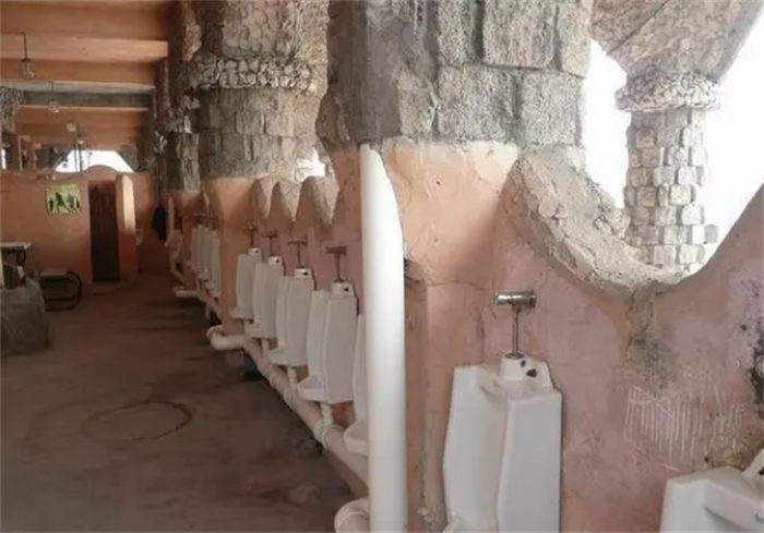 世界上最大的厕所 可容纳1000人上厕所(占地3000平方米)