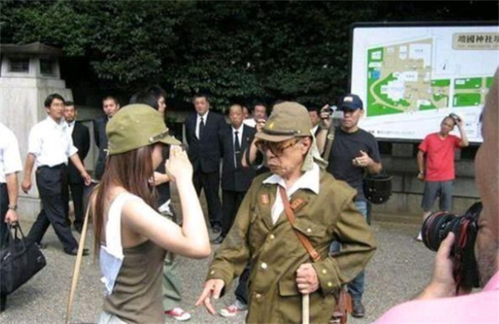女子穿日本军装 被拘留后引发关注（日本文化）