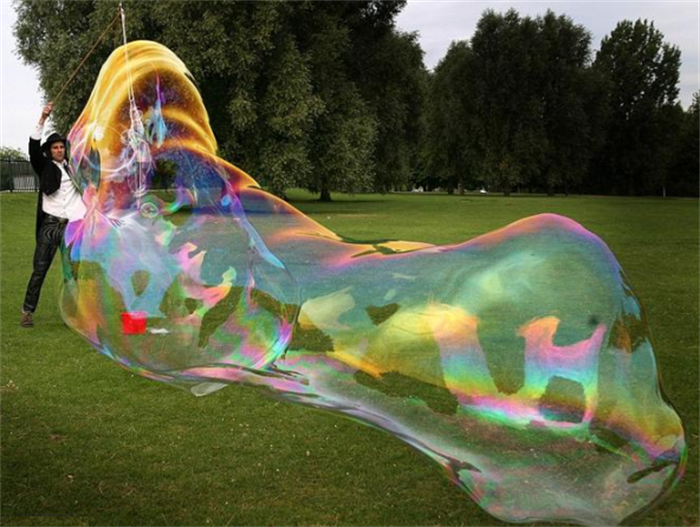 世界上最大的肥皂泡 同时罩住50个孩子(直径约11英尺)