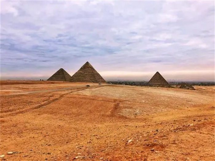 金字塔其实是外星生命建造出来的 是真的吗（只是猜测）