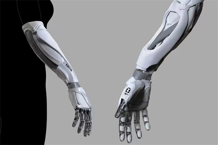 专家发明机械假肢 除了照明充电 还有无人机（新型假肢）