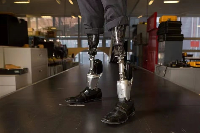 专家发明机械假肢 除了照明充电 还有无人机（新型假肢）