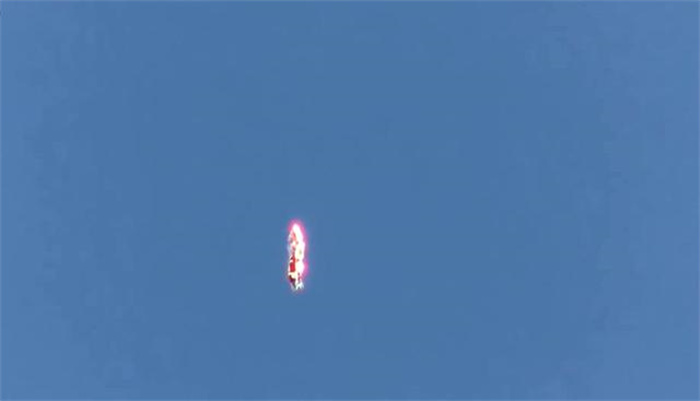 加拿大上空发现悬停的UFO 散发红色亮光  （无法确定）