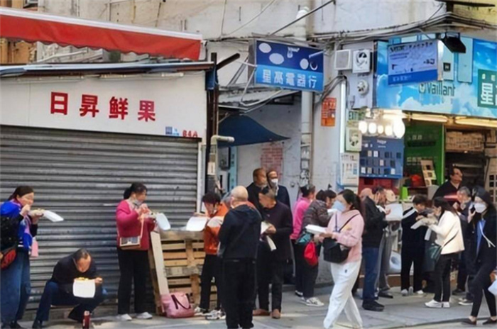 游客在香港街头吃盒饭 却被当地人嘲笑（地域歧视）