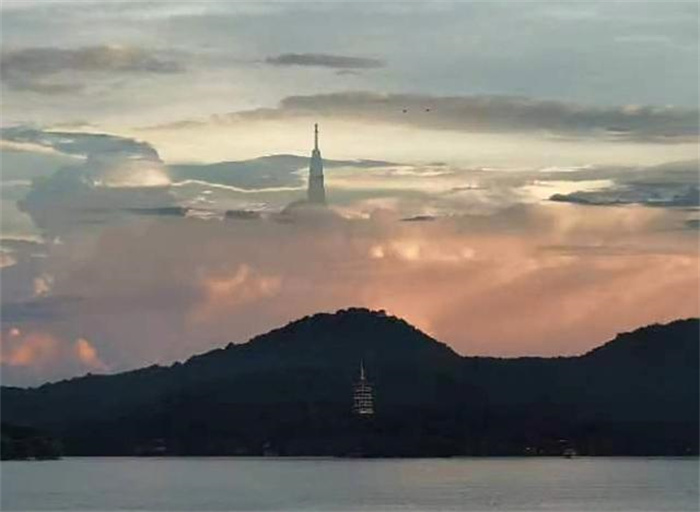 杭州西湖出现海市蜃楼  原景在哪里  （分辨不出来）