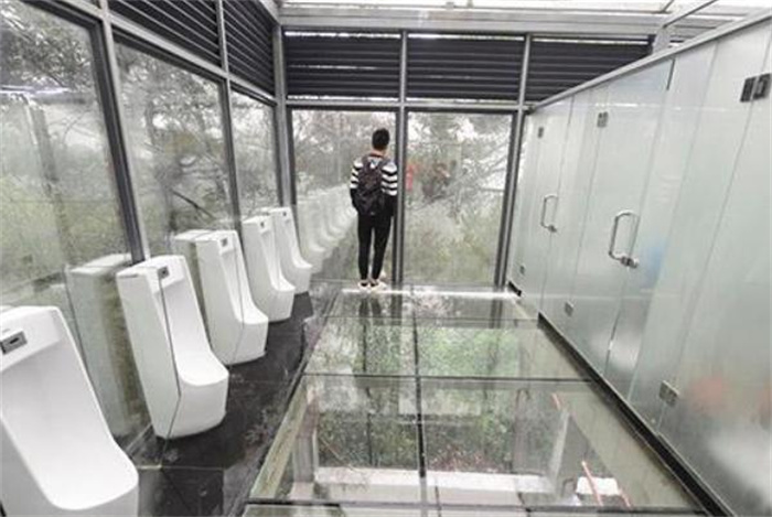 世界上最没有隐私的厕所 像别人一直看自己(透明厕所)