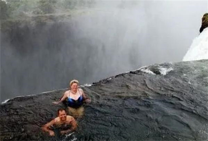 世界上最危险的游泳池 位于百米高的瀑布顶端(魔鬼池)
