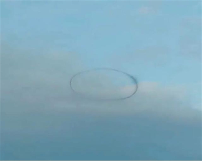 成都上空出现巨型黑环  悬浮在空中  （黑色烟圈）