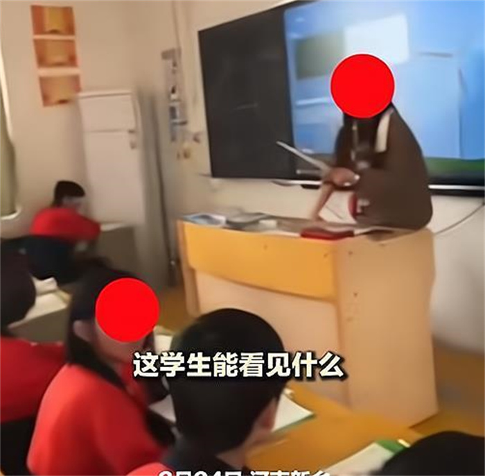 孩子对着墙坐了半年 学校遭到家长质疑（学校惩罚）