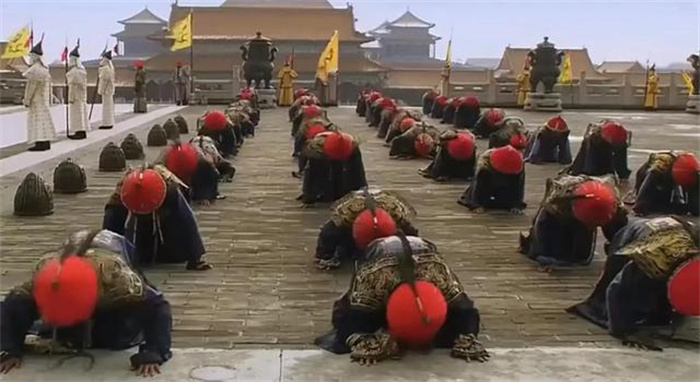 清朝官员在行跪拜礼时 为何拍两下袖子  （三点原因）