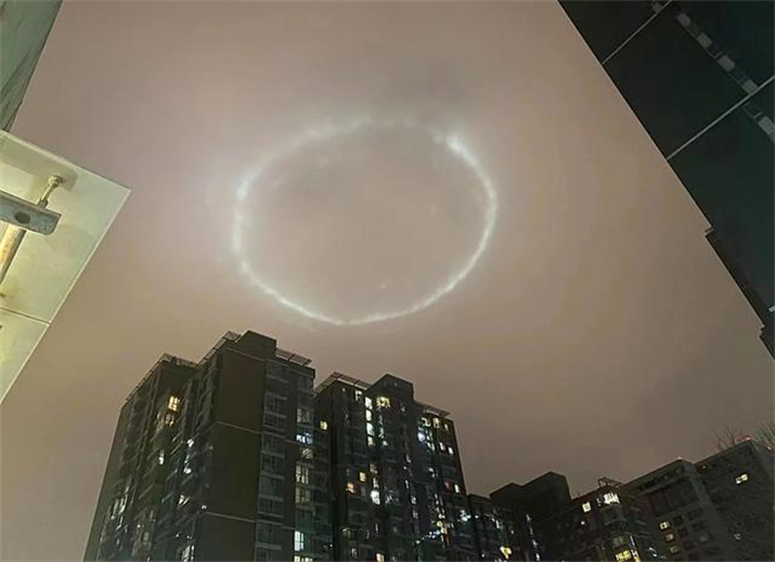 北京天空出现巨型光圈  悬浮10分钟后消失  （鸟巢灯光）