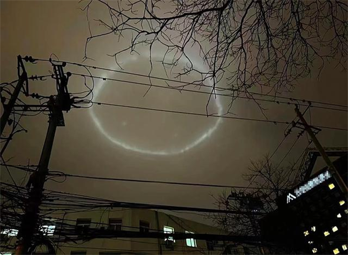 北京天空出现巨型光圈  悬浮10分钟后消失  （鸟巢灯光）