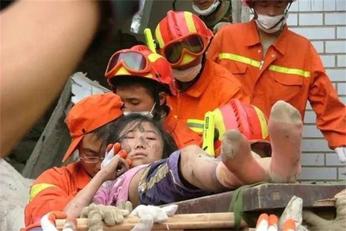 地震幸存的“钢腿女孩” 却被网友指责（网暴残疾人）