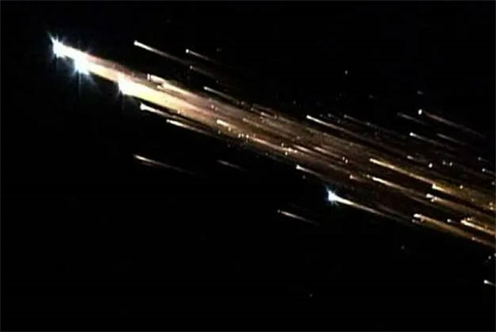 西班牙的夜空中划过了一连串火球（火箭残骸）