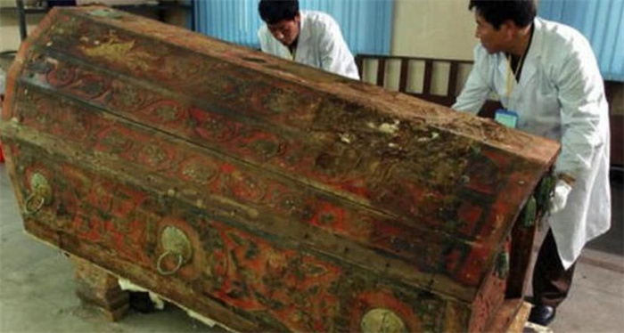 内蒙发现巨大红棺 里面有一个女尸（红棺女尸）