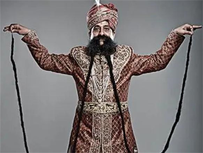 世界上最长的胡子 印度男子RamSinghChauhan(长4.26米)