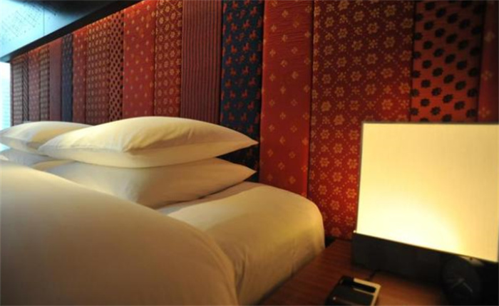 为啥一些酒店和宾馆 床上要放四个枕头（酒店配置）