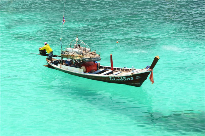 海面的上空出现了悬浮的轮船 是海市蜃楼吗（视错觉）