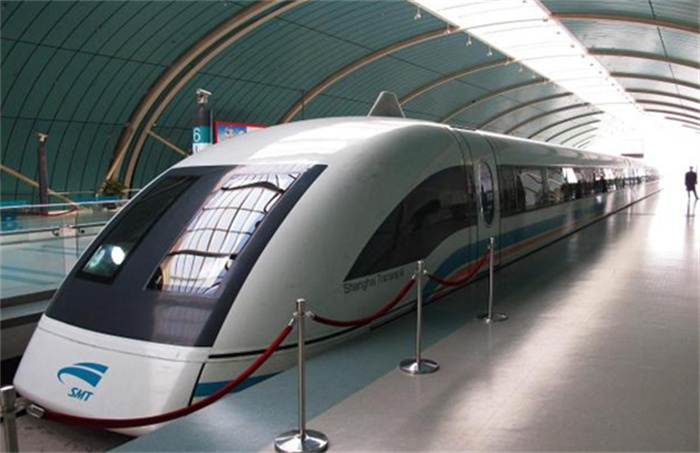 世界上最快的火车 中国上海磁悬浮列车(一小时430公里)