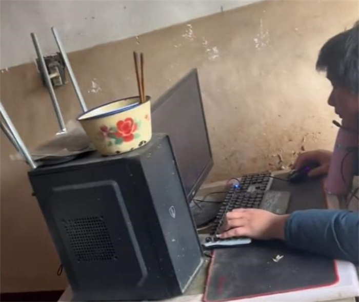 男子被老婆嫌弃 靠一台电脑苟活（无用男人）