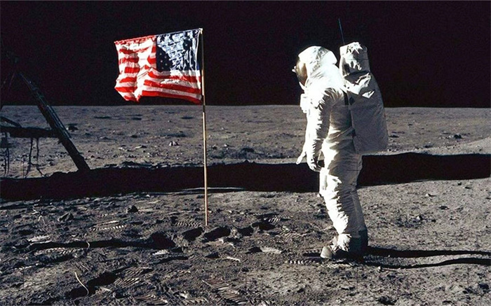 看到月球五星红旗 美国登月质疑 为何飘动？（登月证据）