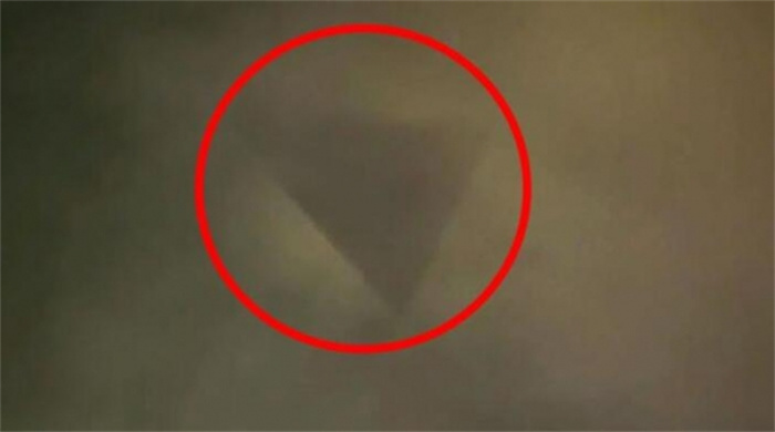 上海天空出现巨大的三角形UFO  躲在云层背后  （神秘物体）