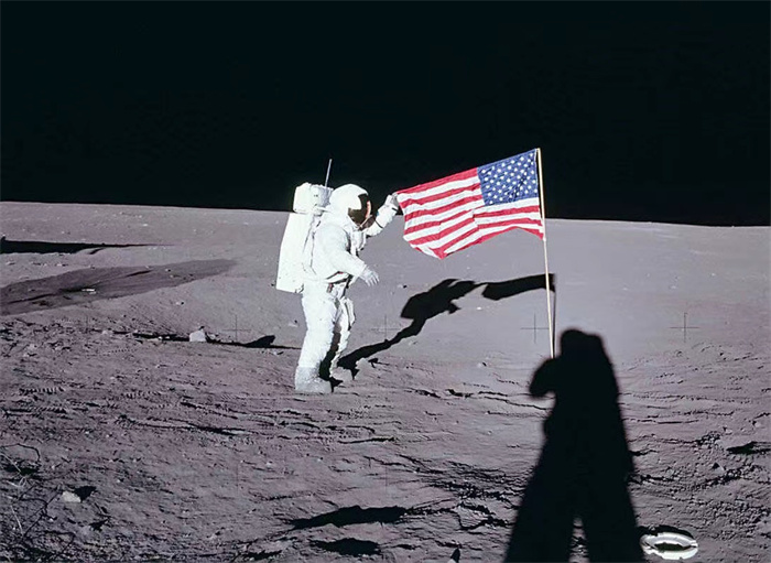 月球五星红旗 美国登月质疑 为啥国旗飘扬？（登月国旗）