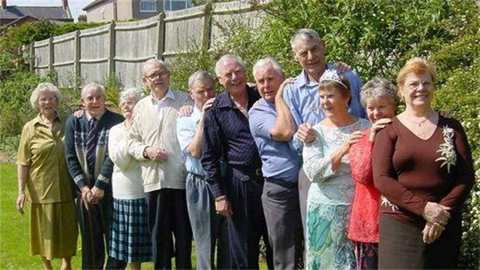 世界上最老的家庭 一家12名成员岁数和1020岁(英国家庭)
