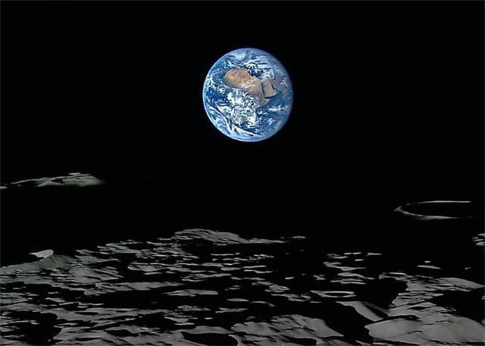 从月球上眺望地球 为何会让人感到恐惧（黑色天空）