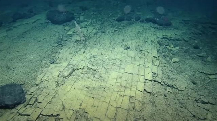 太平洋底发现的黄砖路 条纹清晰可见（亚特兰蒂斯文明）