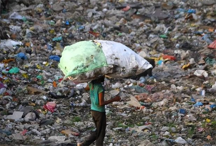 印度首都的卫生情况 垃圾能堆到17层（印度卫生）