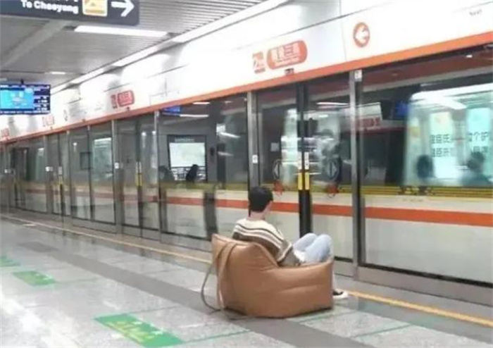 杭州男子坐地铁 居然自带沙发（地铁奇葩）