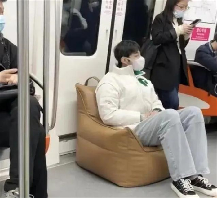 杭州男子坐地铁 居然自带沙发（地铁奇葩）