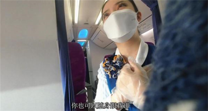 小伙子坐飞机 遭遇到空姐超热情服务（空姐服务）