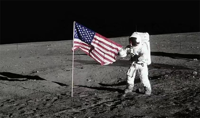 五星红旗屹立月球 质疑为何美国国旗飘扬？（登月国旗）