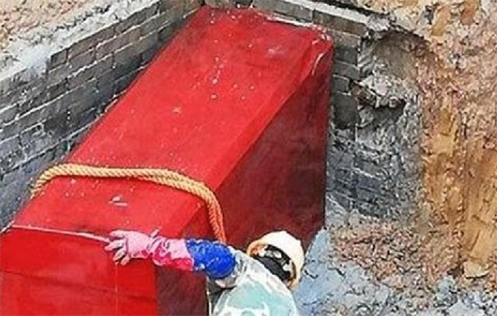 近千年的红色棺材 开出龙泉窑青瓷（墓中瓷器）