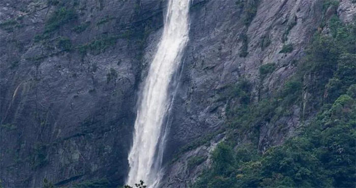 导致庐山瀑布再现“飞流直下三千尺” 是集中降雨导致？