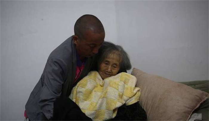 92岁老人去世之前 在家里放的千斤粮食（父母之爱）
