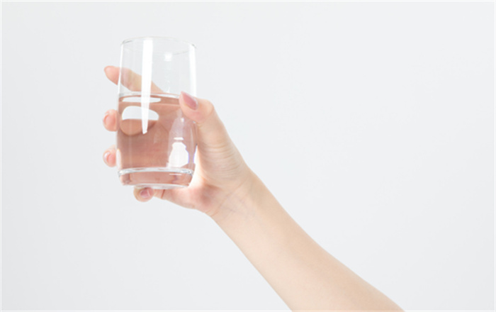 科学研究表明 多喝水可以降低疾病风险（喝水功效）