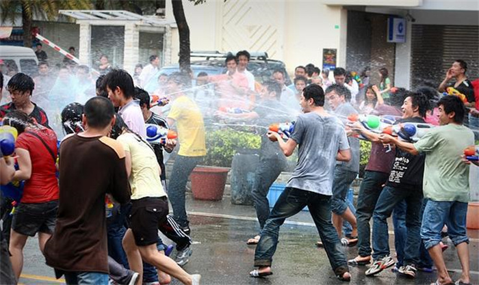 泼水节男子戴头盔拿水枪进银行火拼 双方火拼滋水