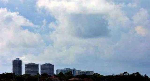 美国空中升起完美方形云团，猜测是外星人使用隐身术监视人类活动