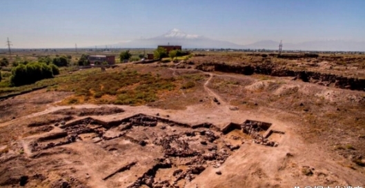 亚美尼亚一座青铜时代陵墓发掘出深情相拥的情侣遗体