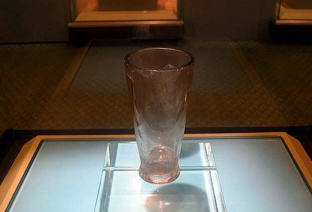 2000多年古墓发现玻璃杯，专家痛骂盗墓贼，鉴定后却成为惊艳国宝