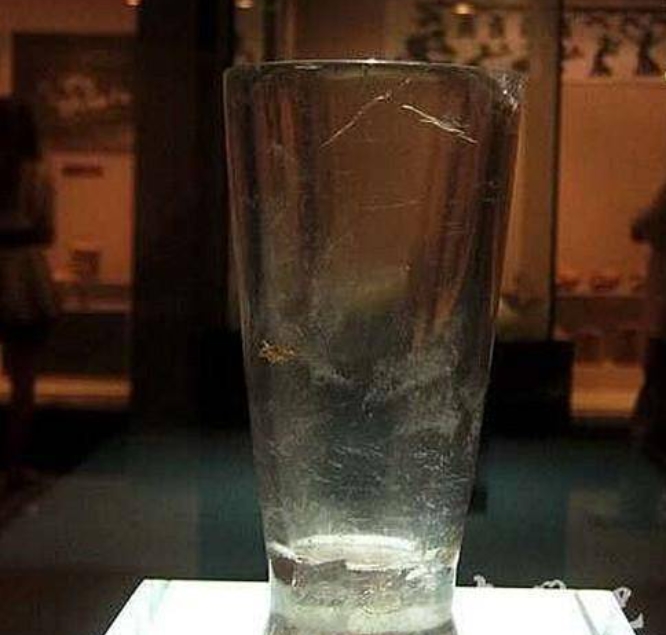 2000多年古墓发现玻璃杯，专家痛骂盗墓贼，鉴定后却成为惊艳国宝