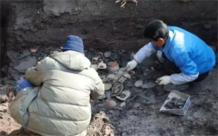 考古专家挖到“玻璃杯”，认为是盗墓贼留下，检测后禁止外借